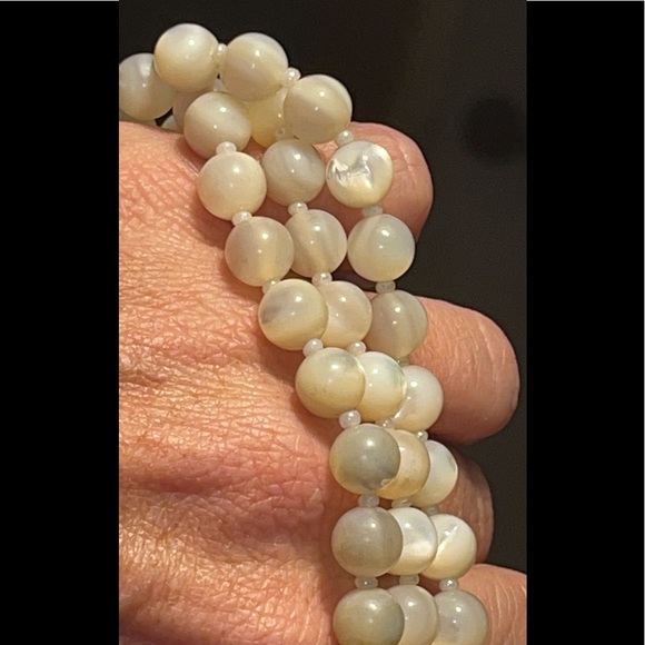 Vintage Mother of Pearl MOP Bead Necklace with Brass Barrel Clasp - Picture 3 of 16